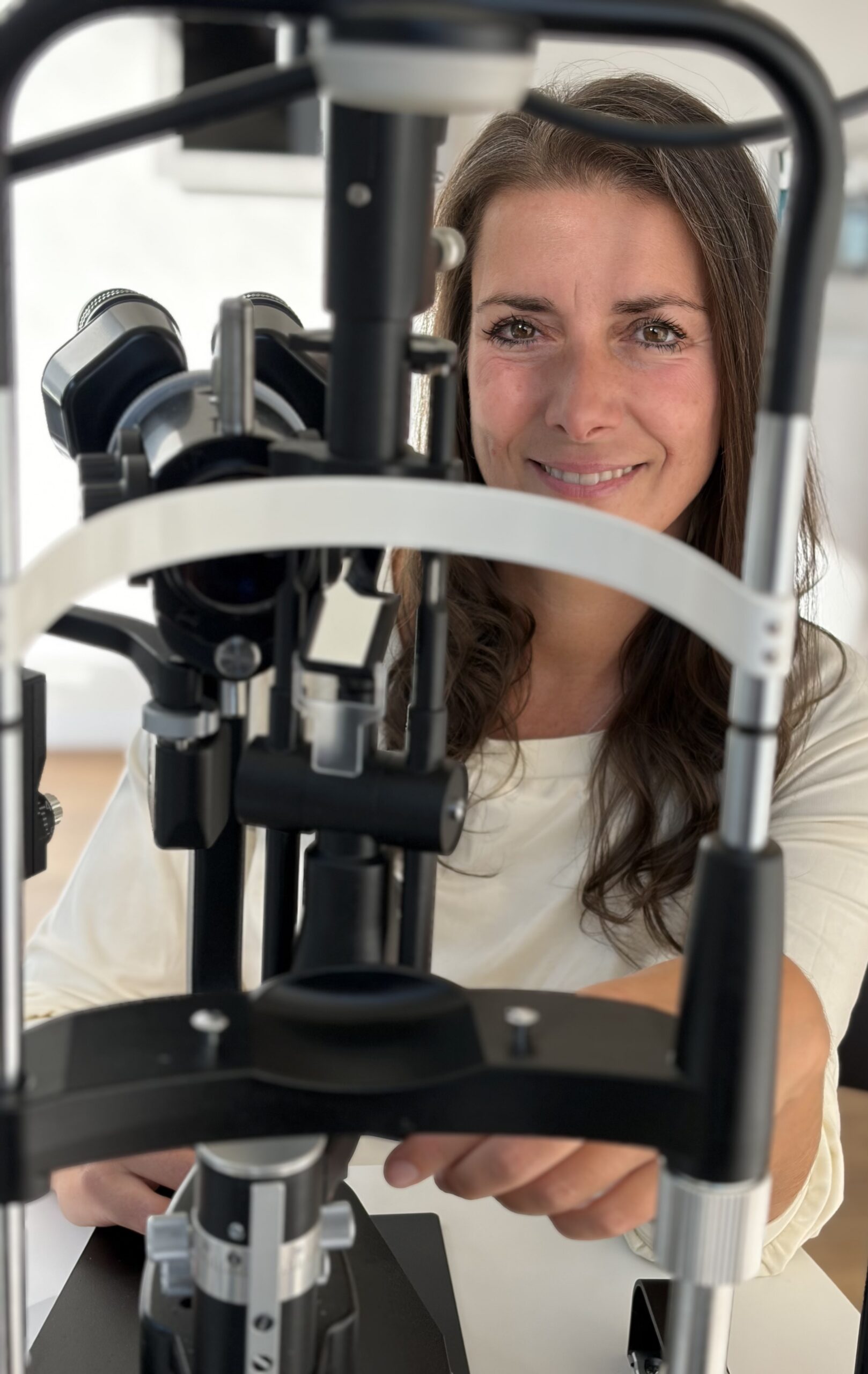 Dr. Maria Iliadou in ihrer augen&auml;rztlichen Praxis